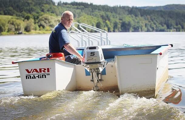 U Hluboké vozí lidi přes Hněvkovickou přehradu tři převozníci
