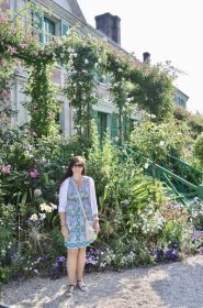 Angie standing in front of the flower covered house of Claude Monet in Giverny