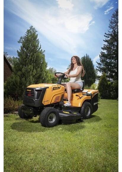 Travní traktor 92 cm se zadním výhozem a mechanickou převodovkou Riwall PRO RLT 92 TRD