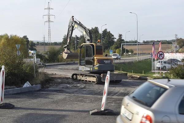 Konec objížděk. Kruhový objezd na I/43 u Černé Hory bude hotový v neděli