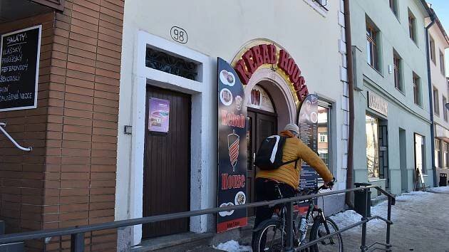 Blíží se biatlon a v centru Nového Města chybí restaurace. Ostuda, říkají místní