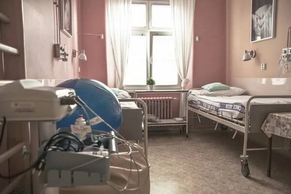 Krajská zdravotní, a.s. - Nemocnice Děčín, o.z.Předporodní místnost 1Pro I. dobu porodní jsou k dispozici 2 pokoje s potřebným vybavením –⁠ sprcha, WC, míče, vaky, hudební přehrávač.