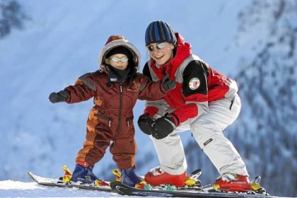 Jak naučit děti lyžovat? Zkuste to už s plastovými prkénky v obýváku |  Hospodářské noviny (HN.cz)