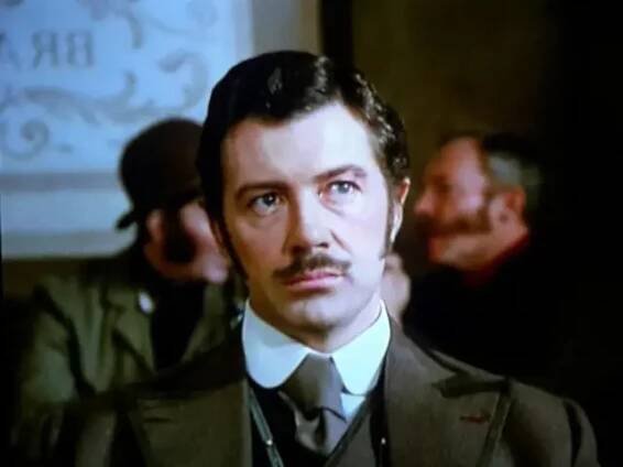 Lewis Collins jako policejní důstojník George Godley