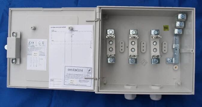 SP100/NSP1P ČEZ Přípojková skříň na sloup připojení do 35mm 