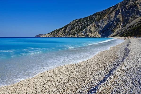 Žebříček top 10 pláží světa pro rok 2025 uzavírá Myrtos Beach na ostrově Kefalonii v Řecku.
