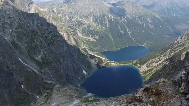 Mořské oko je tahákem polských Tater. V létě se nevyhnete frontám, vášně budí i koňské povozy