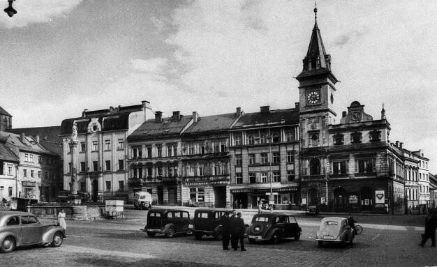 Turnov, jižní strana náměstí s radnicí; 1948/1951 (sbírka Jiřího Fiedlera).
