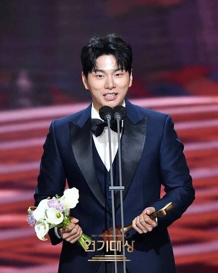 Na stanici KBS divákov tento rok zaujala romantika. Kto získal 2021 KBS Drama Awards? - Asianstyle