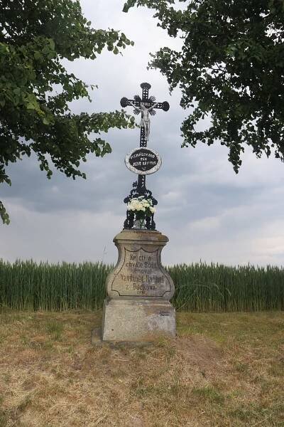 Soubor:Overview of wayside cross of Vavřinec Daňhel near Budkov, Třebíč District.jpg – Wikipedie