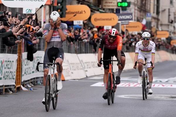 Mathieu van der Poel odolal útokom Tadeja Pogačara a po dramatickom závere vyhral Miláno - San Remo – Biker.sk