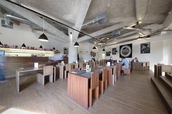83. Restaurace, terasa a fitness v Kotvě – Archi.cz