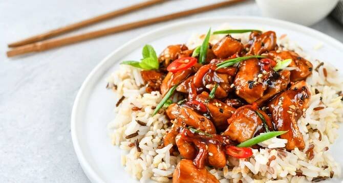 pikantní kuře ve sladké a kyselé omáčce s chilli papričkami a rýží - terijaki - stock snímky, obrázky a fotky