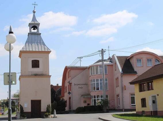 V penzionu Bezměrovský dvůr ve čtvrtek 20. dubna 2017 zavraždili mladou ženu, která tam pracovala jako servírka