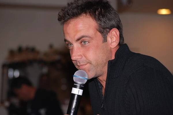Carlos Ponce and AIRE Radio Networks strike a deal