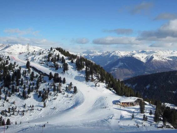 Val di Fiemme: Alpské svahy, kde se domluvíte i česky! A potkat tu můžete i Vikiho Cabadaje