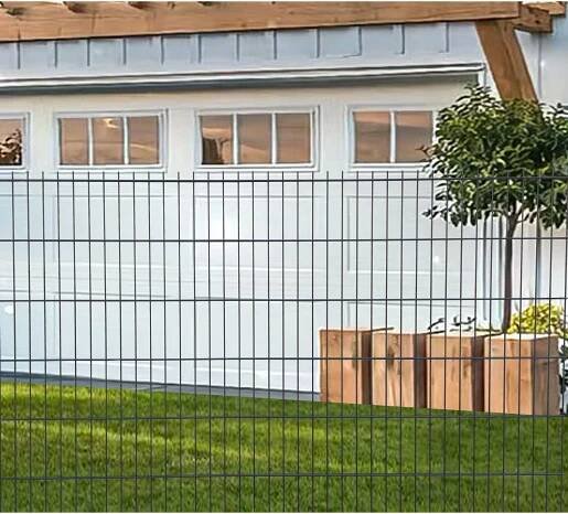 Anthrazitfarbener Doppelstabmattenzaun vor Garage und Rasenfläche.