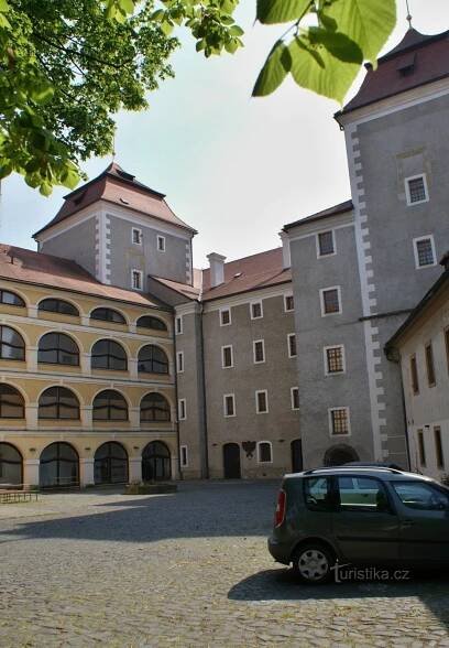hradní nádvoří