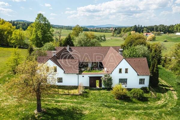 Původní statek z roku 1840 v malebné krajině v obci Chvalkov, na okraji Novohradských hor, obrázek č. 2