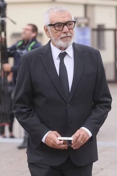 Herec Jiří Bartoška na pohřbu Somra.