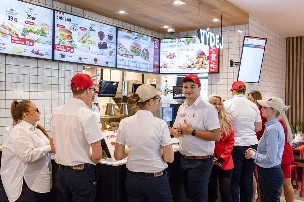 KFC na Dubině je otevřeno. Prvních 100 zákazníků v Ostravě mělo kyblík zdarma