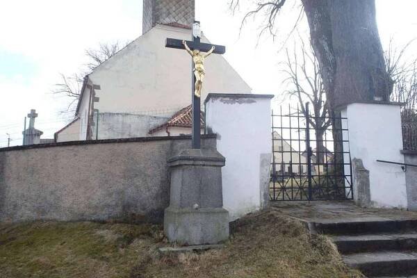 Pamětní kříž ve Svojšicích u Sušice u kostela | Drobné památky 