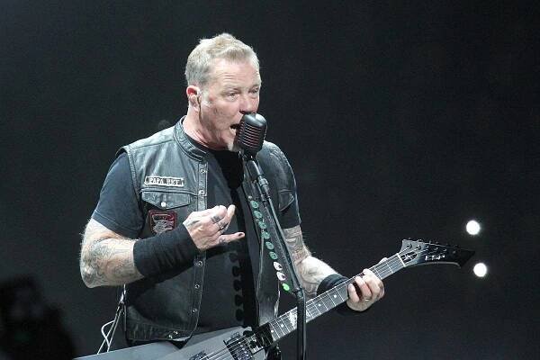 FOTOREPORT: LIVE: Metallica v Praze - Velikonoční nadílka v podobě Jožina z bažin
