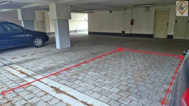 Garážové stání se závorou ovládanou přes mobil,