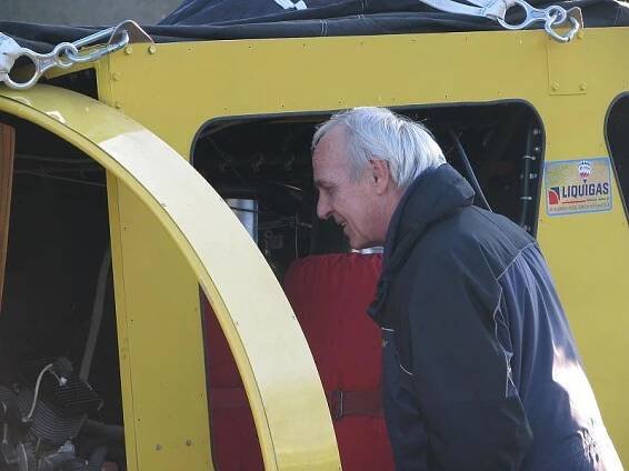 FOTOGALERIE: Stroj Steva Fossetta plul nad Kladnem