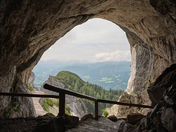 Eisriesenwelt Werfen - Blick aus der Höhle ins Tal
