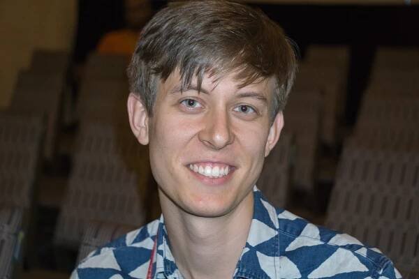 Vojtěch Dostál je předsedou spolku Wikimedia Česká republika, dlouholetým wikipedistou a podporovatelem české Wikipedie. Zároveň je postgraduálním studentem na Katedře buněčné biologie Přírodovědecké fakulty Univerzity Karlovy. Z toho vyplývají také jeho zájmy na poli Wikipedie - v roce 2011 zakládal projekt Studenti píší Wikipedii, jenž se snaží oba světy propojovat. V poslední době je Vojtěch aktivní hlavně v projektu Wikidata - jedná s českými institucemi, které jsou ochotné poskytnout zajímavé balíky dat, a organizuje komunitu českých wikidatařů.