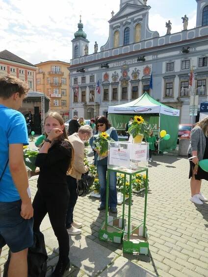 Na benefici v Českých Budějovicích se rozdávaly úsměvy, slunečnice i balonky