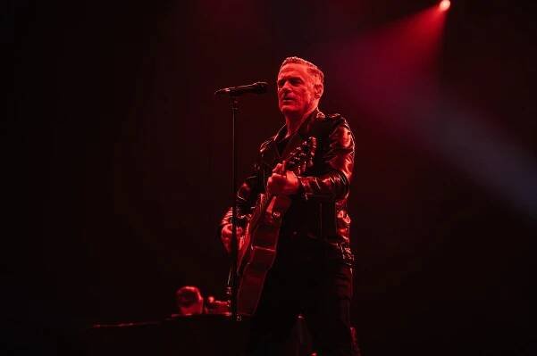 Bryan Adams rozpálil Hradec. Dav svlékl z triček a házel mu obří balony