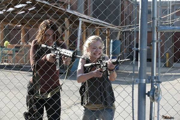 Živí mrtví - Není cesty zpátky - Z filmu - Lauren Cohan, Emily Kinney