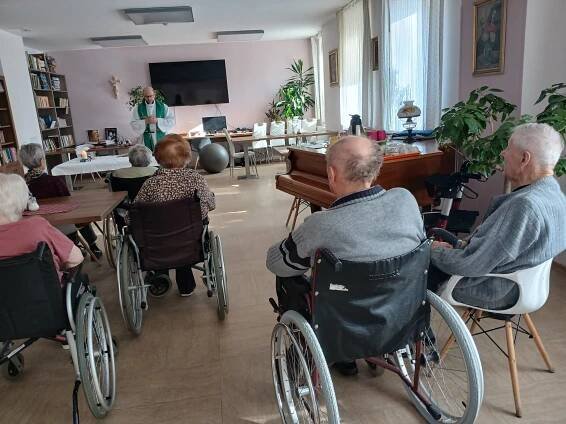 Bohoslužba v Centru sociálních služeb Emausy | Fotogalerie | Dobrá Voda u Č.Budějovic | Domovy | Ledax - Služby pro seniory