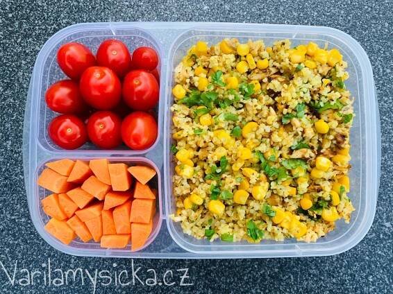 Krabičkuju! - bulgur s grilovaným kuřecím masem a kukuřicí + mrkev + cherry rajčata - vařilamyšička.cz