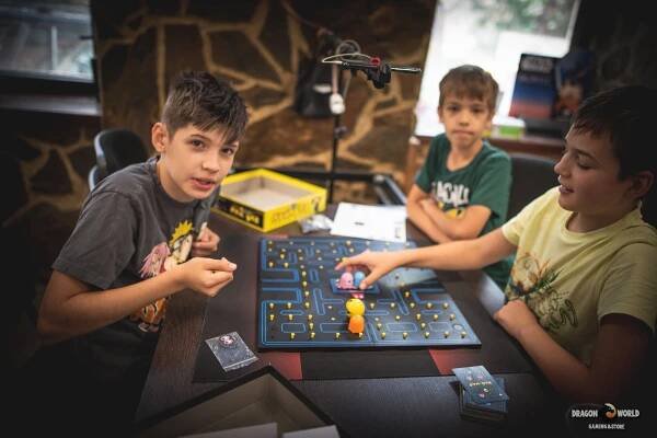 Dragon World Store: Nová herní komunita ve Slaném, kde se zábava potkává s přátelstvím. – Slánský Infáček