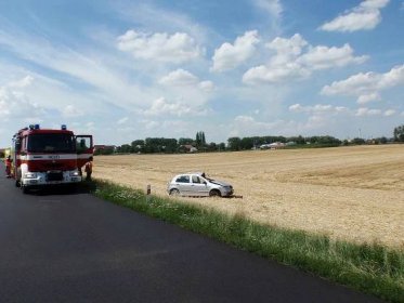 U krkolomné dopravní nehody museli v pondělí odpoledne zasahovat profesionální hasiči z Kroměříže nedaleko tamní místní části Kotojedy: z havarované Škody Fabia vyprošťovali zraněného řidiče.