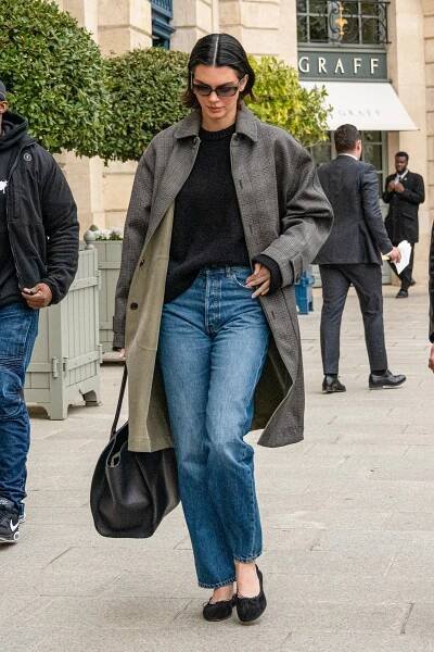 Co si Kendall Jenner zabalila do Paříže? Džíny! Inspirujte se jejími třemi nadčasovými kombinacemi