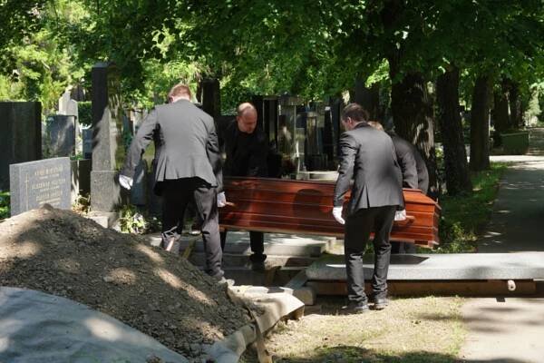 Herečka Simona Postlerová byla v úterý 14. května na Vinohradském hřbitově pohřbena do rodinného hrobu.