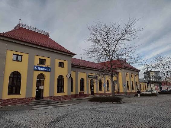 Výpravní budova na vlakovém nádraží v Hodoníně a její okolí.