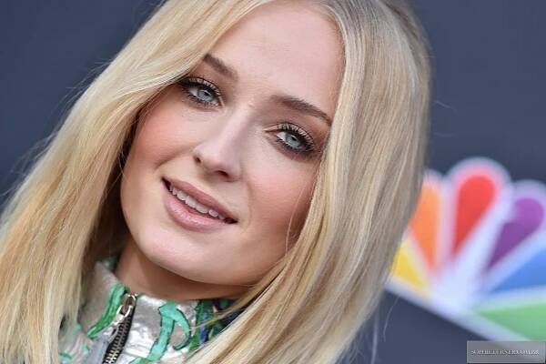 Sophie Turner – Nose, Cheek, Skin, Lip, Chin, Smile, Faci…