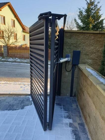 Zámečnictví Nováček s.r.o. vyrábí ploty, plotové sloupky, posuvné brány a kované ploty na míru každému zákazníkovi. Na obrázku vidíme zakázkovou výrobu posuvné brány k rodinnému domu