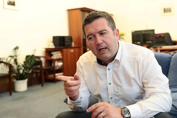 Babišovy tajnosti, „porodní bolesti“, kauza Paroubek. Hamáček promluvil o strastech ČSSD