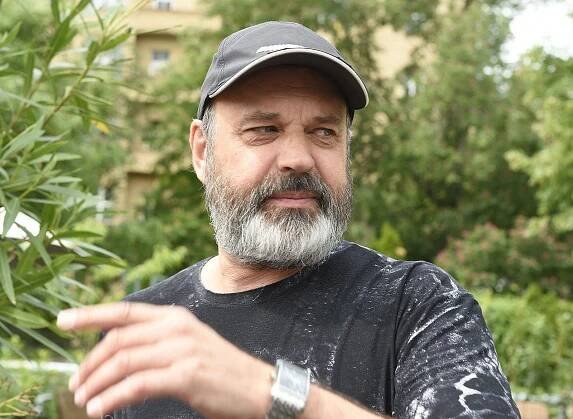Nemá jen tři syny, ale také nevlastní dceru: Petr Rychlý se rozpovídal o rodině i vousech, které nosil jako Čestmír Mázl