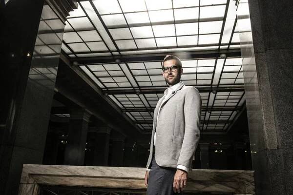 Budova je tmavá, nešetrná, nebudí mozek k nejlepšímu výkonu, vysvětlil v rozhovoru pro  E15 šéf Českých drah Michal Krapinec, proč projektu na výstavbu nového sídla přikládá nejvyšší prioritu.