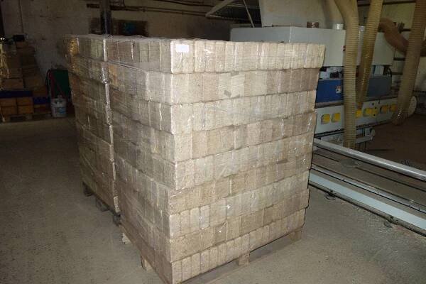 A4589 - Prodej 10 palet dřevěných briket RUF, 1080 kg/paleta | Veřejné dražby, Gaute