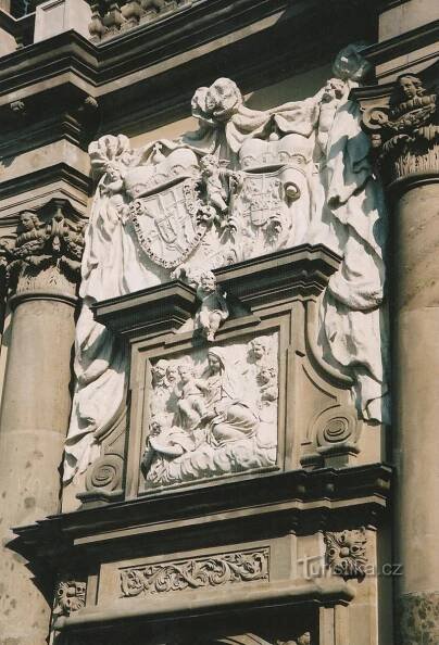 Ditrichštejnská hrobka - detail vstupního průčelí