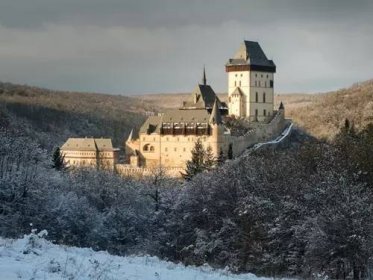 Hrad Karlštejn zůstává přes zimu otevřený – Kudy z nudy
