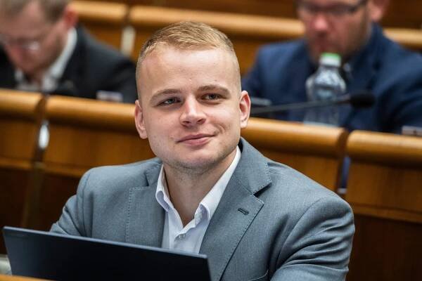 Mazurek vysvetľuje odmietnutie od frakcie extrémistov: Na Googli sú moje fotky bez vlasov a obvinenia, že popieram holokaust